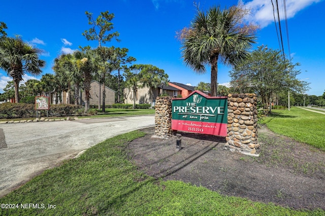 community sign featuring a yard