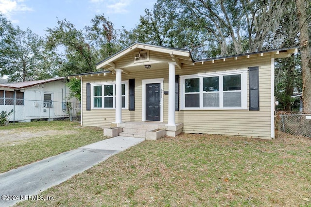 bungalow-style house featuring a front lawn