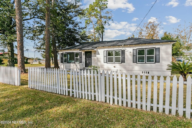 single story home featuring a front lawn