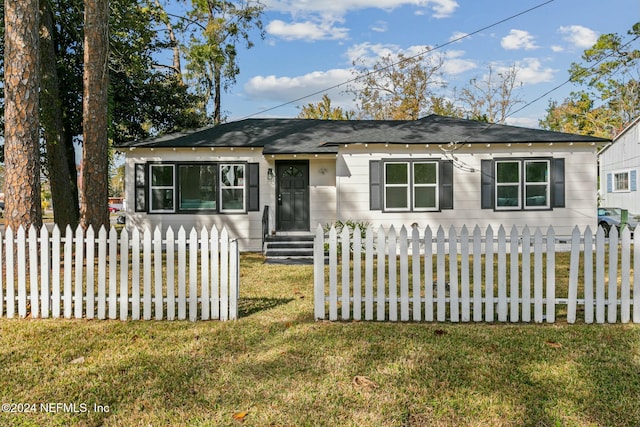 single story home featuring a front yard