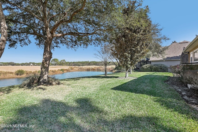 view of yard featuring a water view