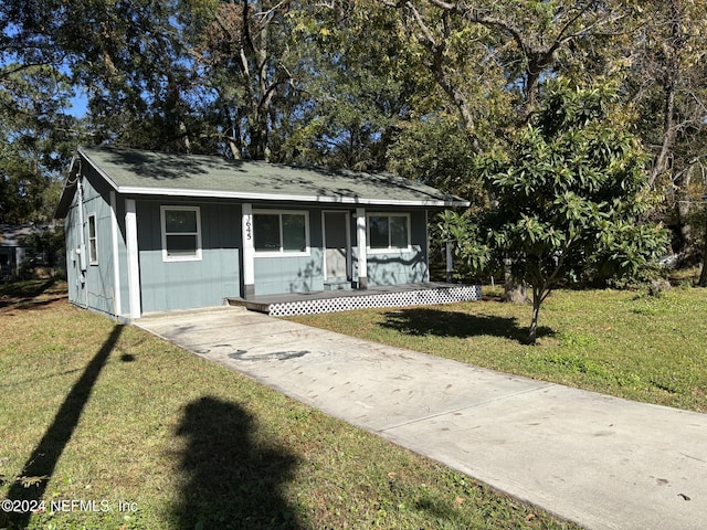 view of front of property featuring a front lawn and covered porch