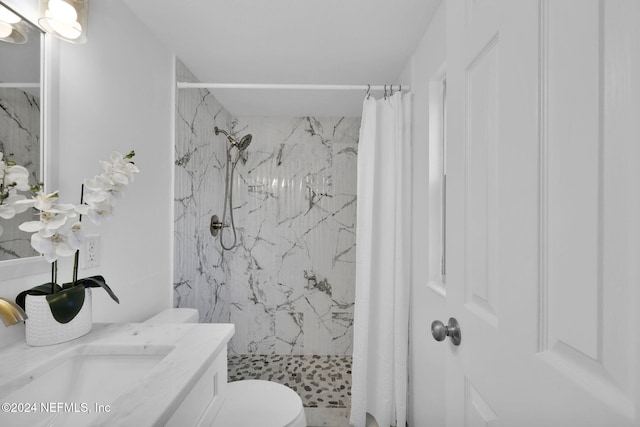 bathroom with a shower with shower curtain, vanity, and toilet