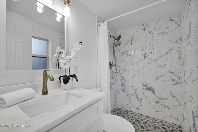 bathroom with a shower with shower curtain, vanity, and toilet