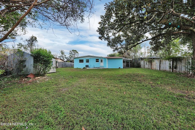 view of yard with a storage unit