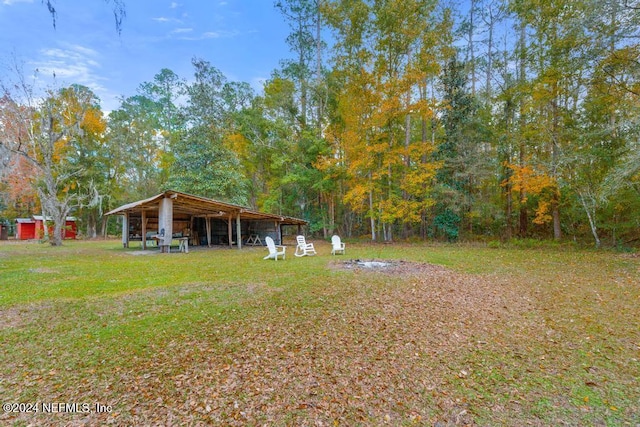 view of yard with an outdoor structure