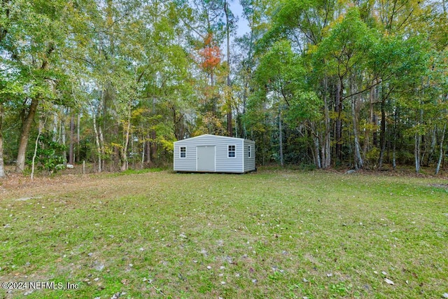 view of yard featuring a shed