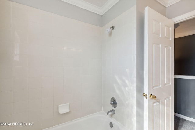 bathroom with tiled shower / bath and crown molding