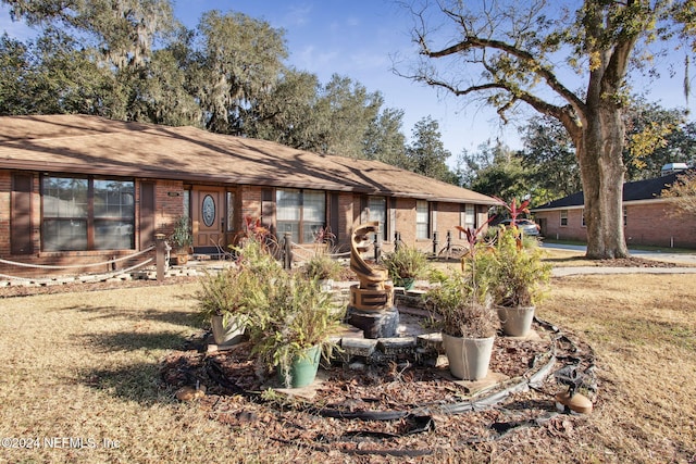 view of front of house featuring a front yard