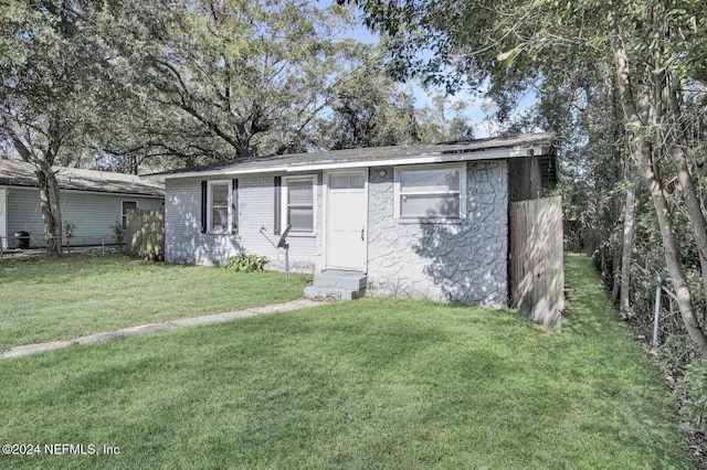 view of front of home featuring a front lawn