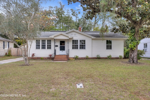 single story home featuring a front lawn