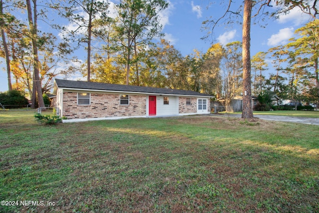 ranch-style house featuring a front yard