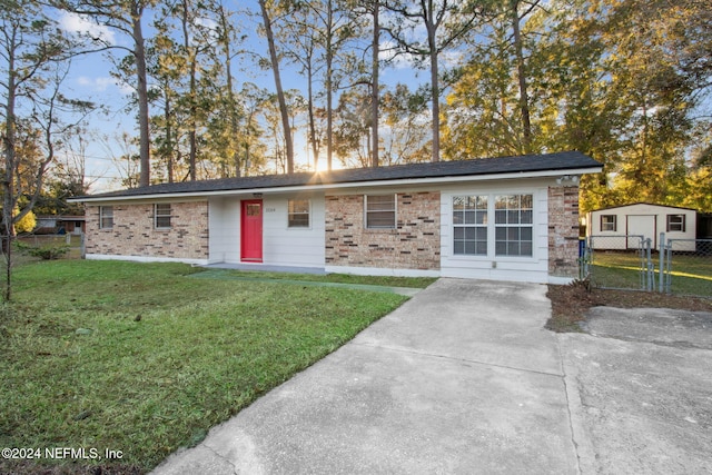 ranch-style house featuring a front lawn