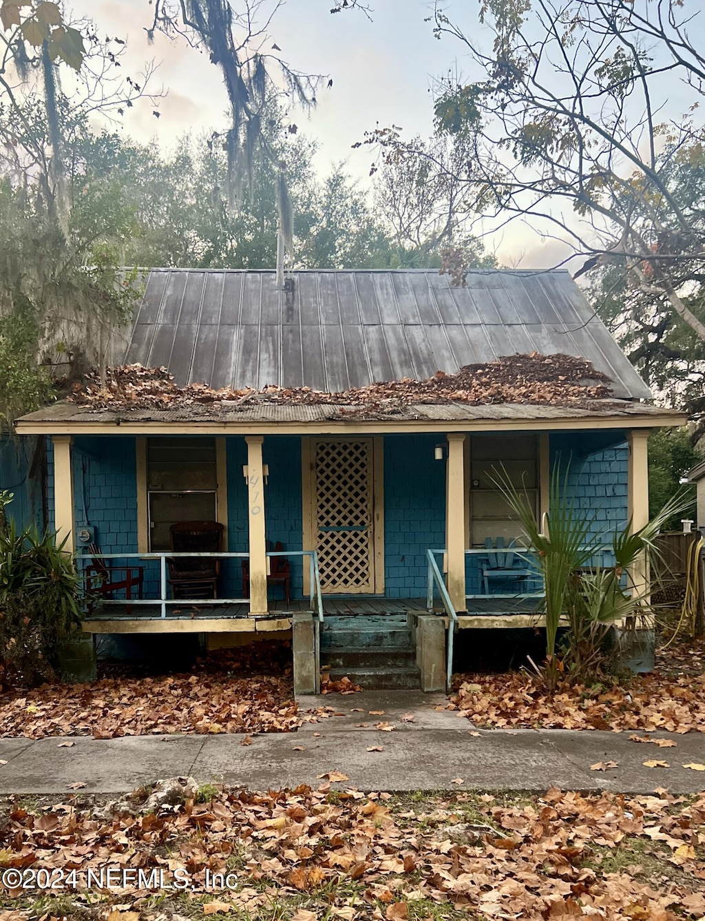 view of front of property with covered porch