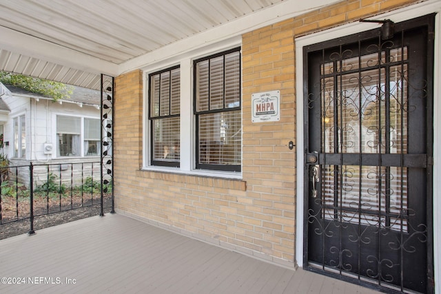 property entrance featuring covered porch