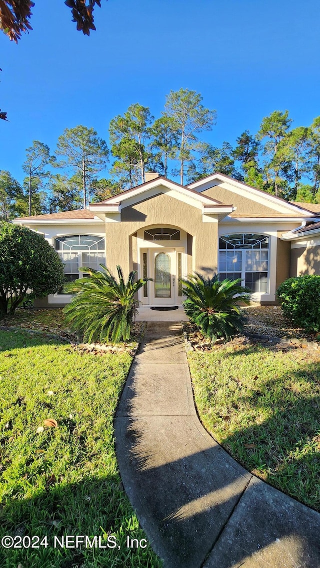 view of front facade featuring a front lawn