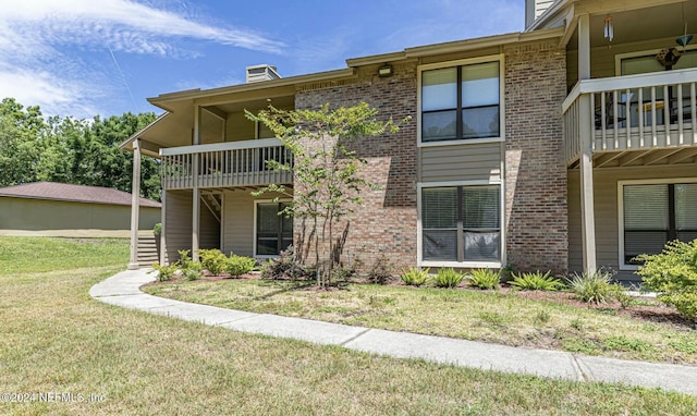 view of front of home with a front lawn