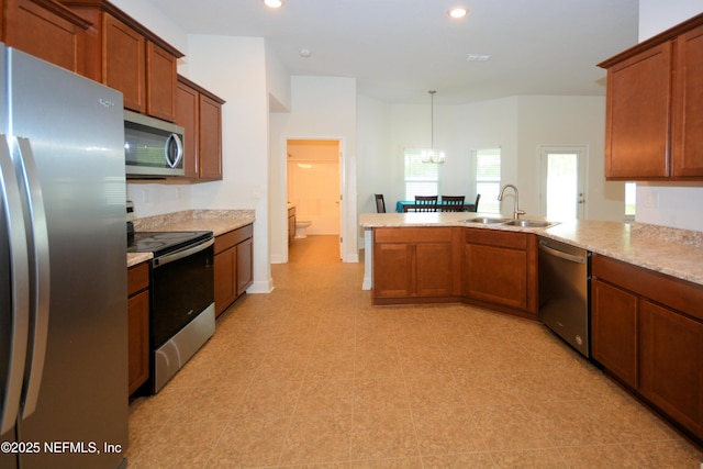 kitchen with sink, hanging light fixtures, a notable chandelier, kitchen peninsula, and stainless steel appliances