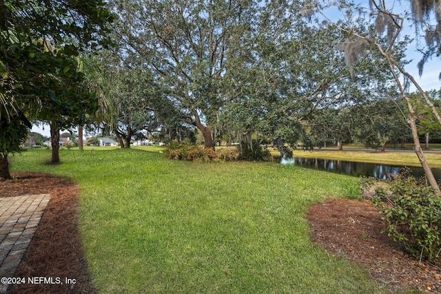 view of yard featuring a water view