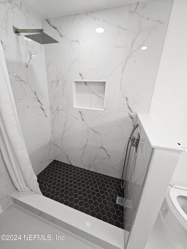 bathroom featuring a shower with curtain and toilet