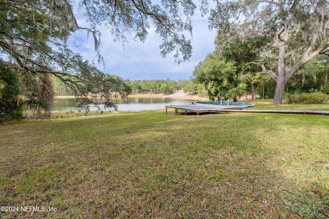 view of yard featuring a water view