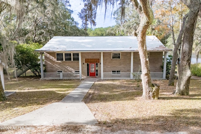 view of front of home featuring a front lawn