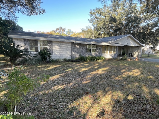 view of front of home featuring a front yard