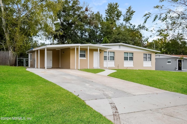 view of front facade featuring a carport and a front lawn