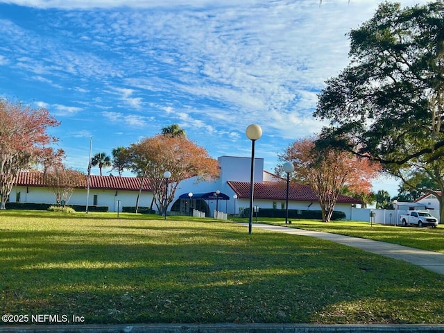 view of property's community featuring a yard