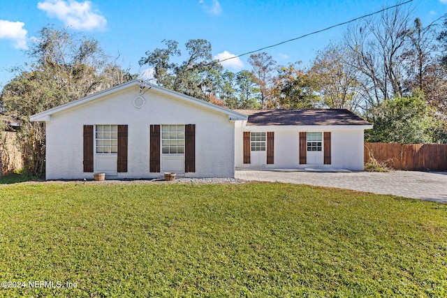 ranch-style home featuring a front yard