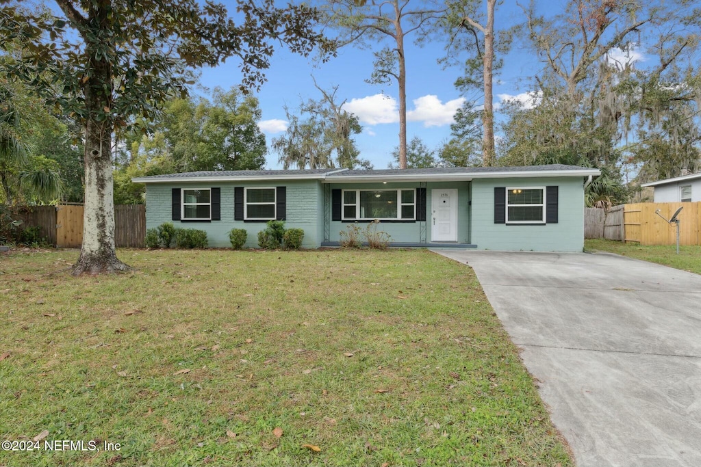 ranch-style home with a front lawn