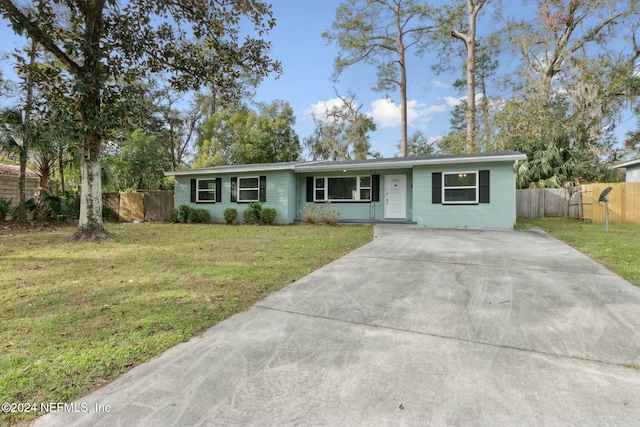 single story home with a front lawn