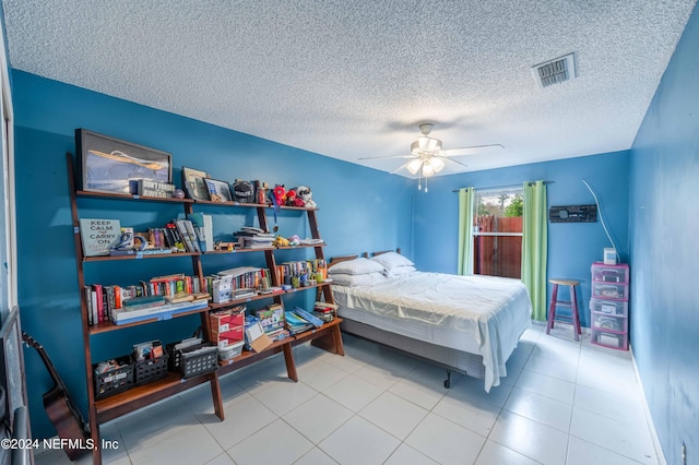 bedroom featuring ceiling fan and a textured ceiling