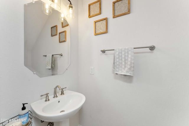 bathroom featuring sink