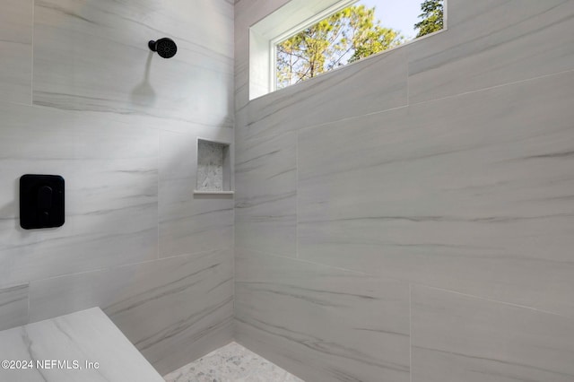 bathroom featuring a tile shower