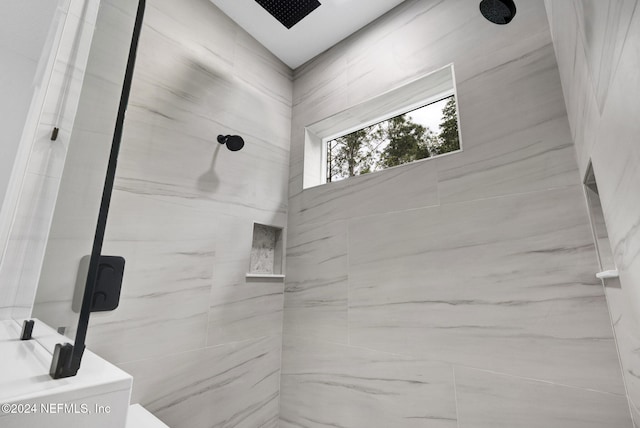 bathroom featuring a tile shower