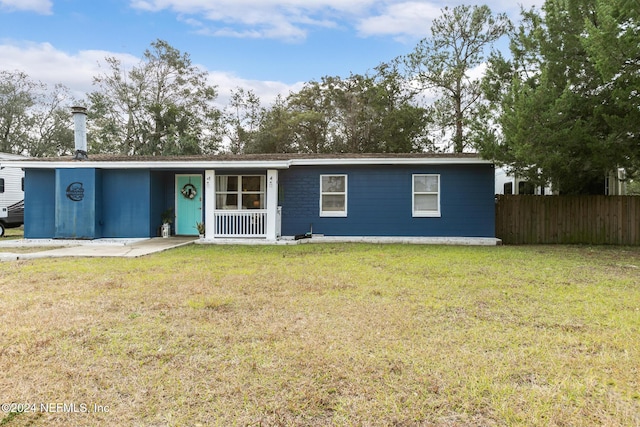 ranch-style house featuring a front yard and covered porch