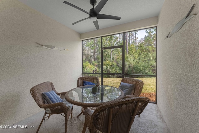 sunroom with ceiling fan