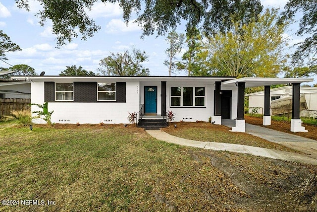 view of front facade featuring a front lawn and a carport