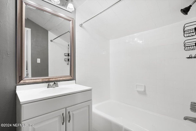 bathroom with vanity and tiled shower / bath