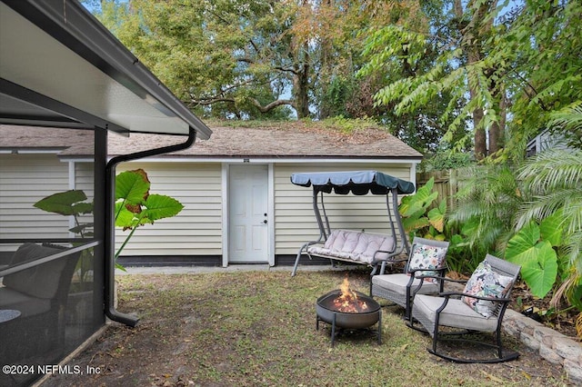 view of yard featuring a fire pit