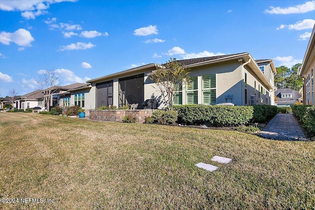 view of front facade featuring a front lawn