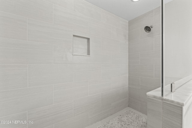 bathroom featuring a tile shower