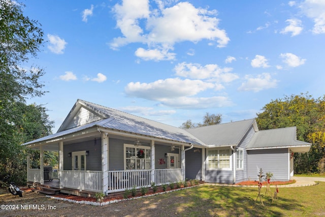 view of front of property featuring a porch and a front yard