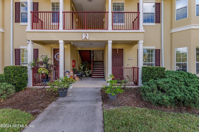 property entrance featuring a balcony