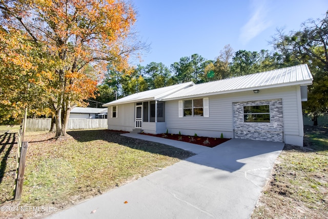 single story home featuring a front lawn