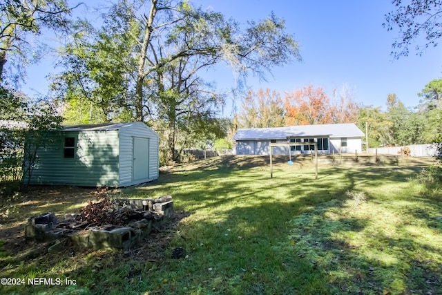 view of yard featuring a shed