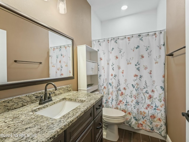 bathroom with a shower with shower curtain, vanity, and toilet