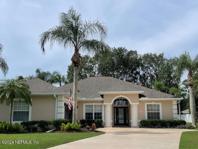 single story home featuring a front yard