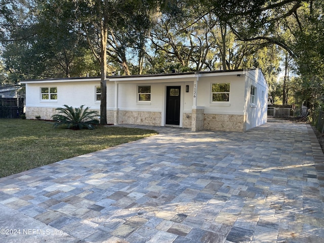 single story home featuring a front lawn